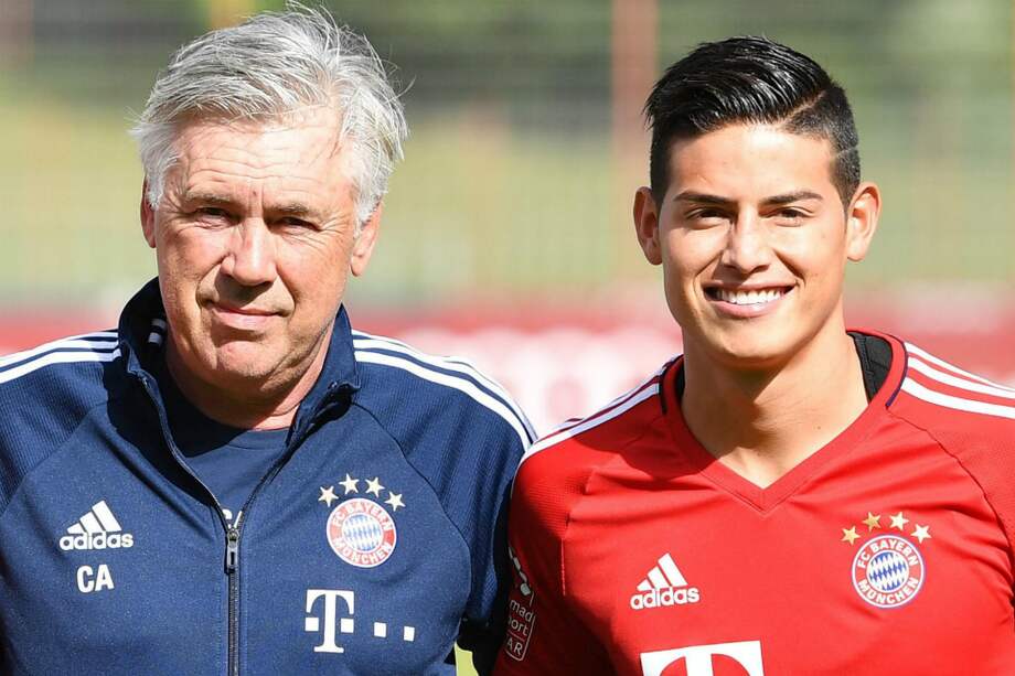 James Rodríguez en su primer entrenamiento con el Bayern Múnich junto a su entrenador, Carlo Ancelotti. / AFP