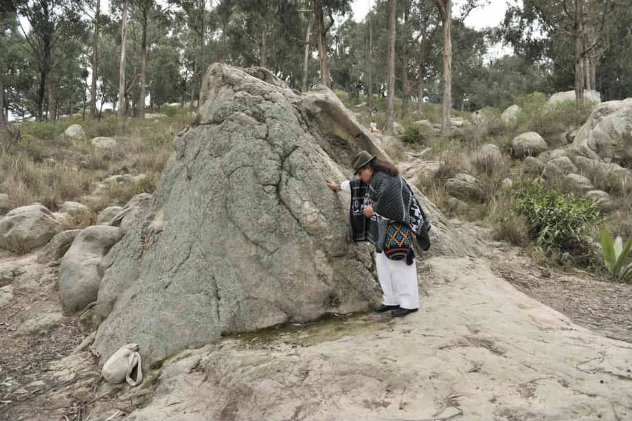 Antes de subir a la montaña, el abuelo de la comunidad muisca de Soacha le pide permiso y protección a la piedra de “la Abuela”. / El Espectador