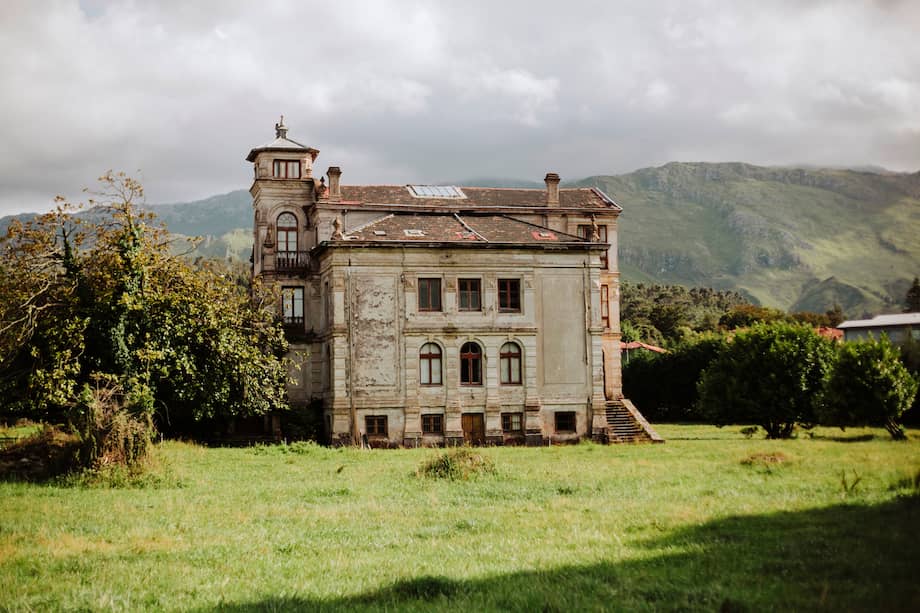 La película El Orfanato se filmó en el Palacio de Partarríu, Llanes, Asturias, España.