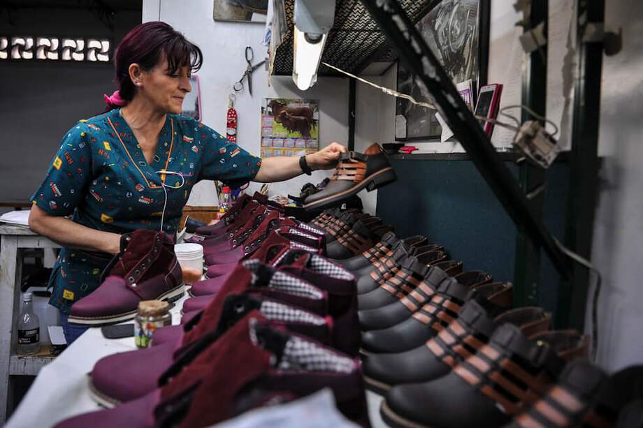El barrio Restrepo, y sus aledaños, congregan a unos 400 microempresarios del calzado, cuero, marroquinería. / Mauricio Alvarado - El Espectador.