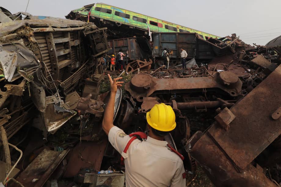 La Fuerza Nacional de Rescate ante Desastres continúa trabajando en el lugar de un accidente de tren en Odisha Balasore, India.