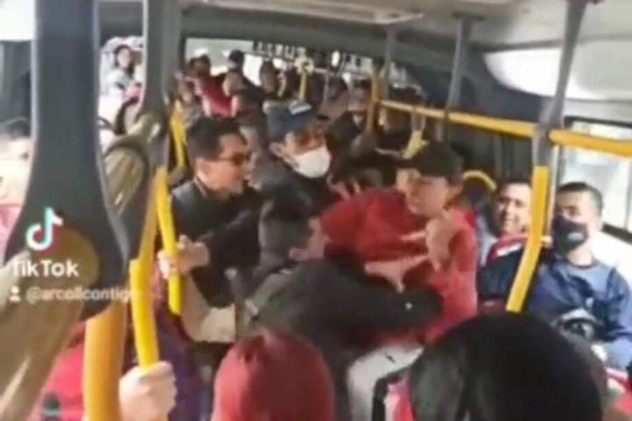 En las imágenes se ve cómo usuarios detienen al sujeto de rojo, quien empuña un objeto cortopunzante para agredir a otro usuario.