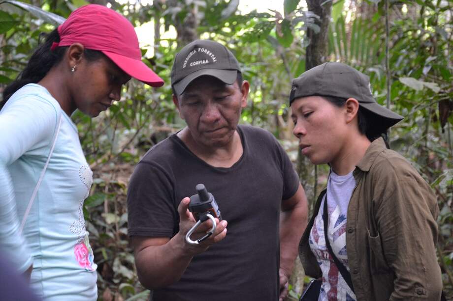 Indígenas Waorani del Ecuador haciendo veeduría comunitaria con GPS. / Cortesía Amazonia 2.0