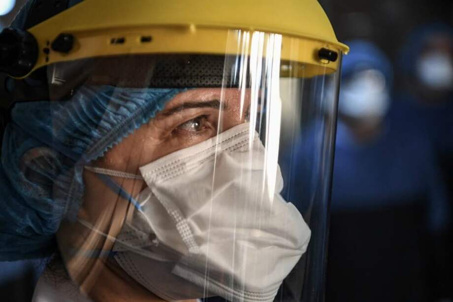 Personal sanitario en todo el mundo sufre la escasez de material de protección adecuado. / AFP