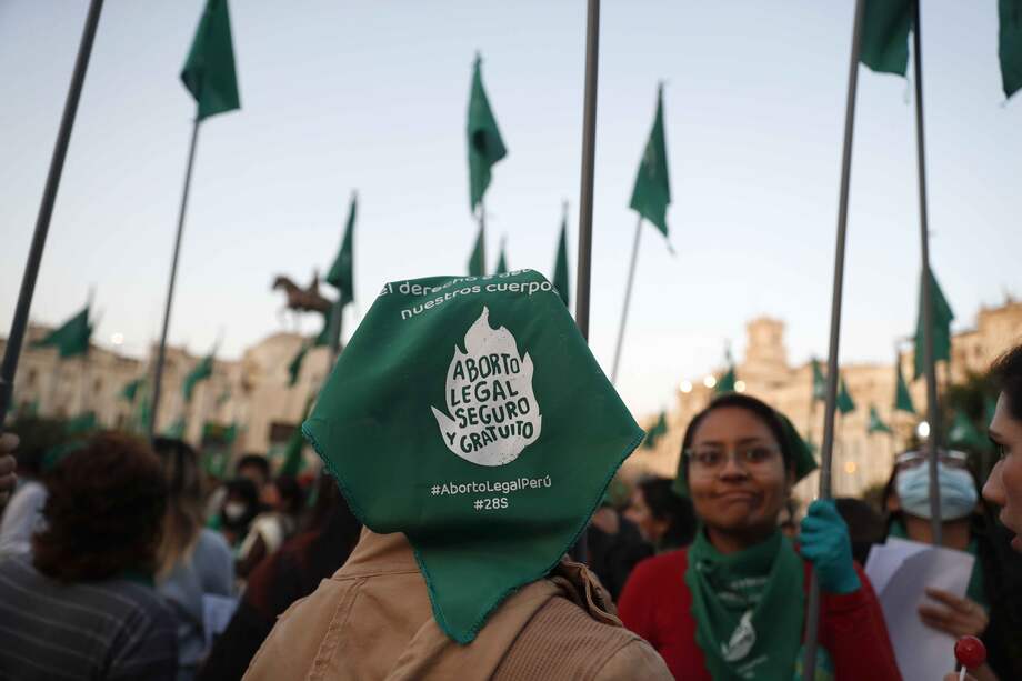 Cientos de personas pertenecientes a organizaciones civiles y feministas se manifiestan para exigir el acceso al aborto legal y seguro en Perú.