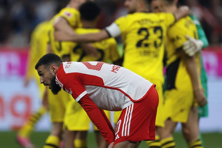 Los jugadores del Borussia Dortmund celebran la victoria 2-0 sobre Bayern Múnich en el Allianz Arena. EFE/EPA/RONALD WITTEK