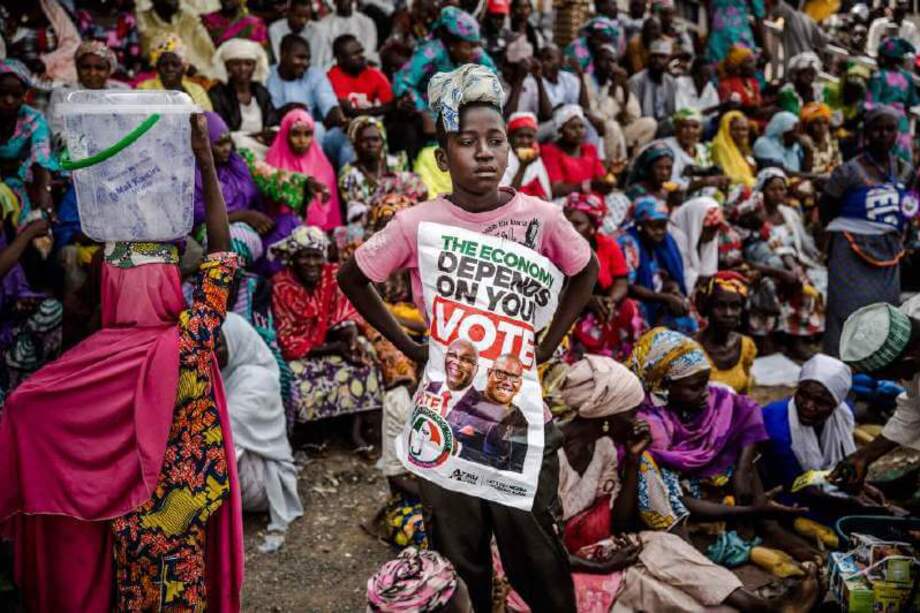 Los seguidores del presidente nigeriano, Muhammadu Buhari, manifiestan su apoyo para una reelección . / AFP