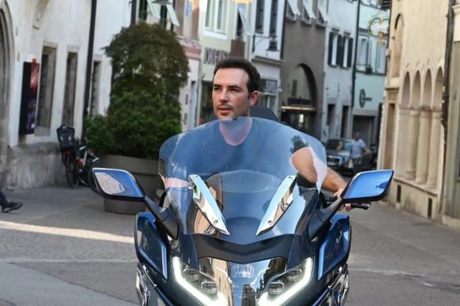 Sebastián Martínez presumió lujosa moto con la que recorre Italia ¿Cuánto vale?