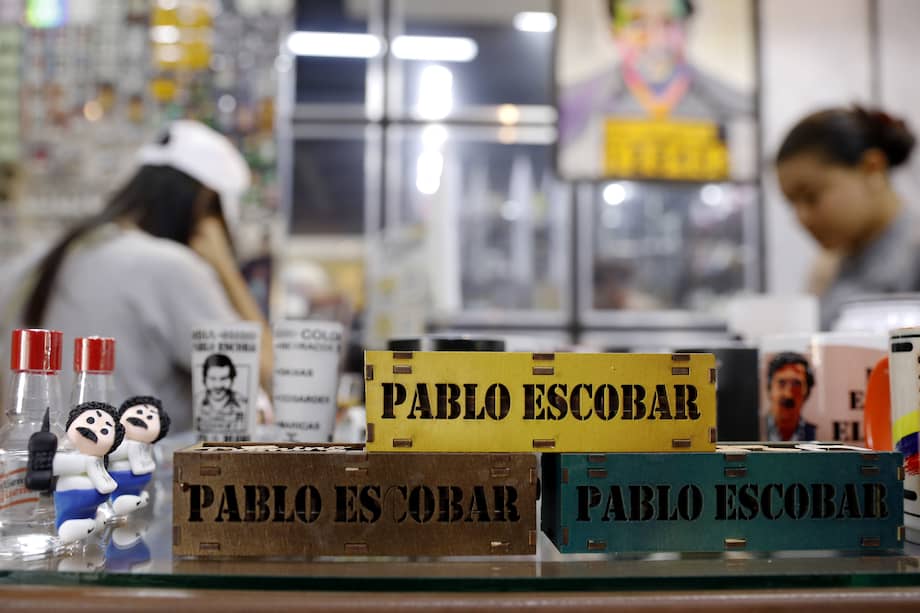 Productos con la imagen del narcotraficante colombiano Pablo Escobar.
