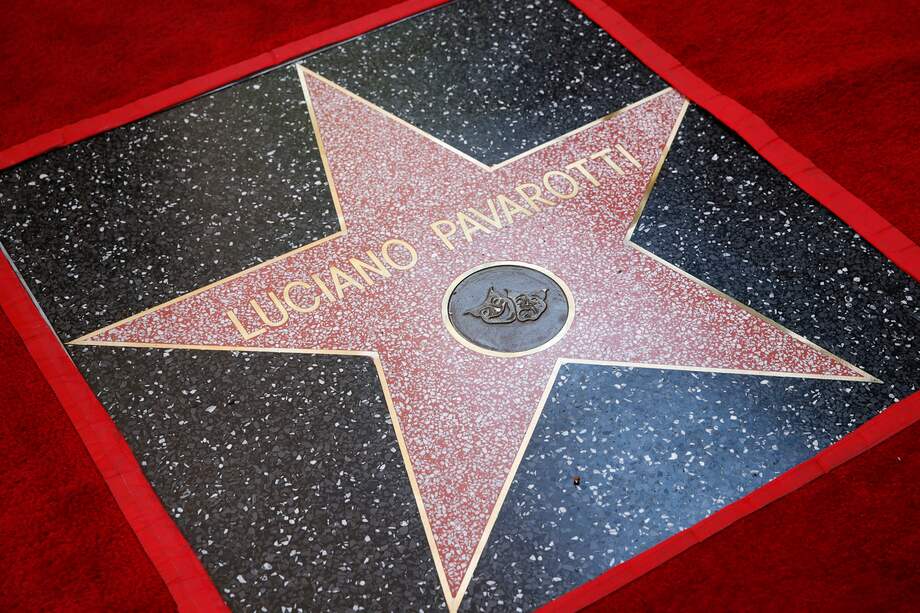 La estrella que fue otorgada de manera posthuma a Luciano Pavarotti es la número 2,730 que se revela. EFE/EPA/CAROLINE BREHMAN