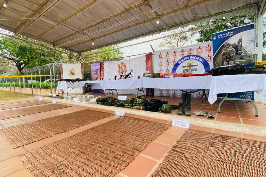 Municiones, armas, uniformes y otros elementos fueron incautados.