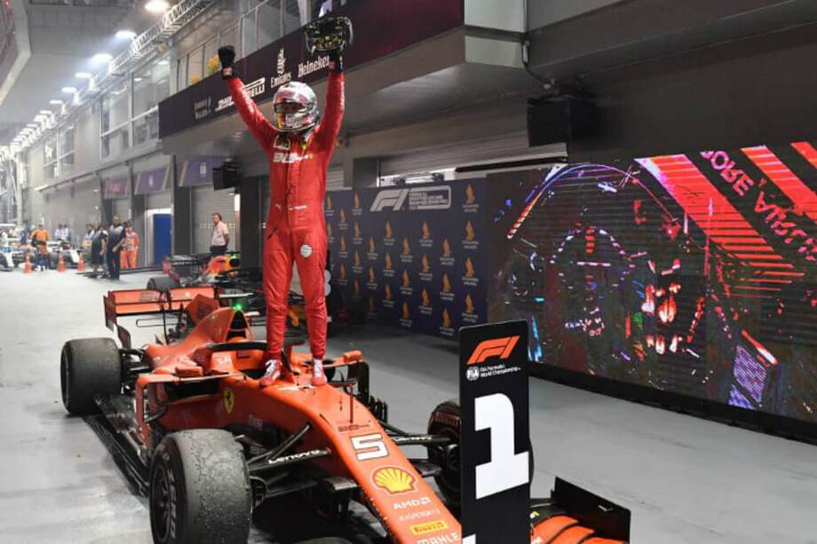 Vettel celebra tras ganar este domingo en Singapur. / AFP