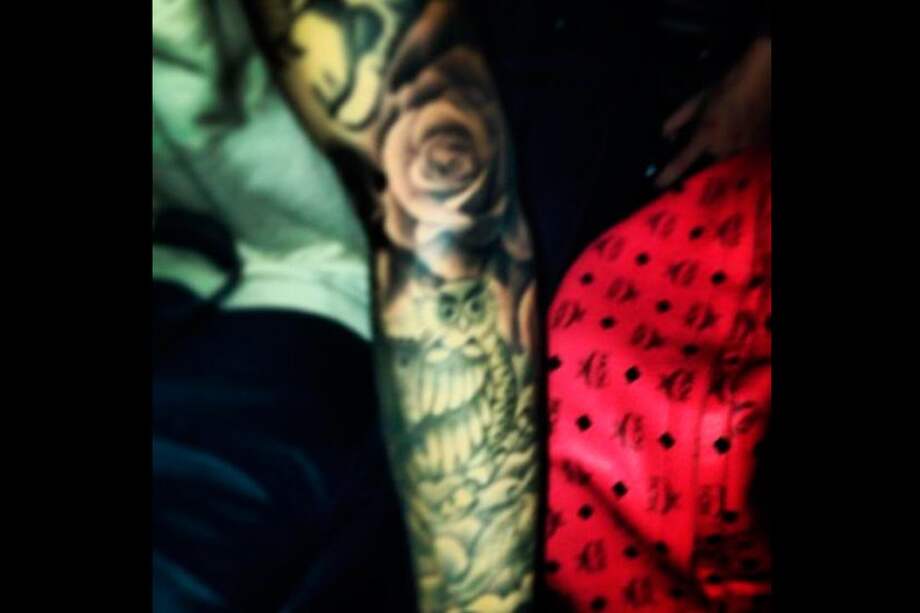 Justin Bieber sorprende al tatuarse una rosa en el brazo