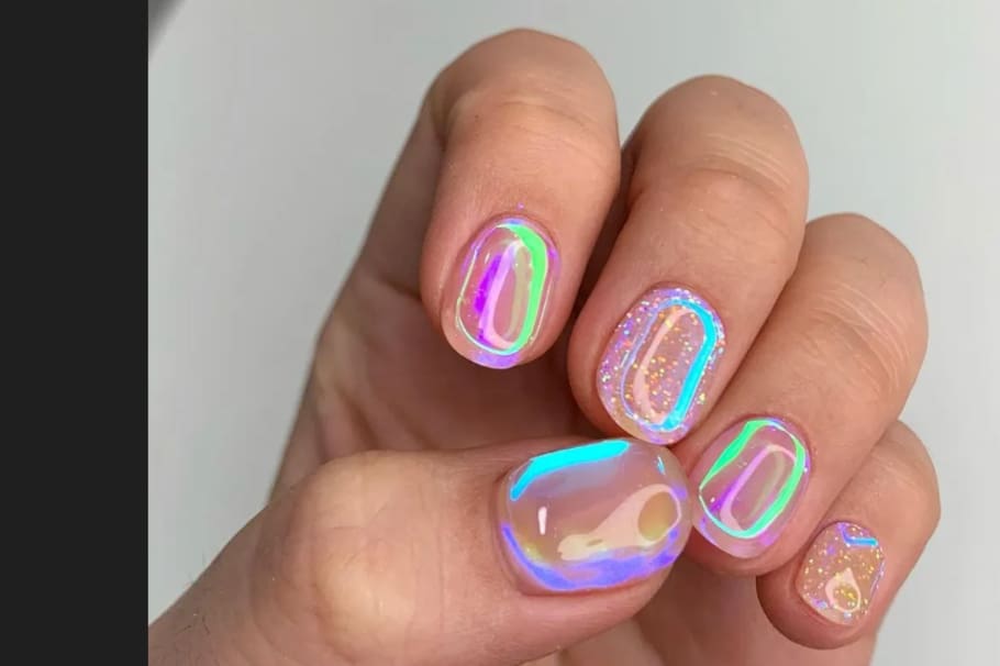 Las uñas aurora o highlight son la última tendencia Y2K en Corea del Sur.