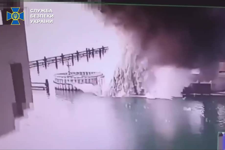 Golpe al símbolo de Putin: Ucrania vuelve a dañar el puente de Crimea con explosivos bajo el agua. El Kremlin enfrenta su mayor humillación.