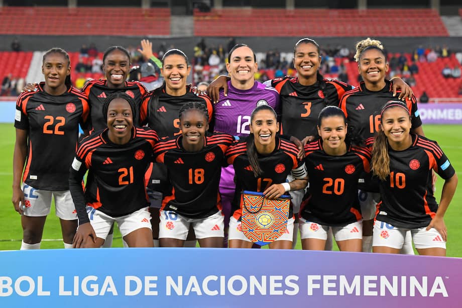 Las jugadoras de Colombia posan para una foto de equipo antes del partido de fútbol de la Liga de Naciones Femenina de la Conmebol 2025-26 entre Ecuador y Colombia en el Estadio Rodrigo Paz Delgado en Quito el 28 de octubre de 2025.