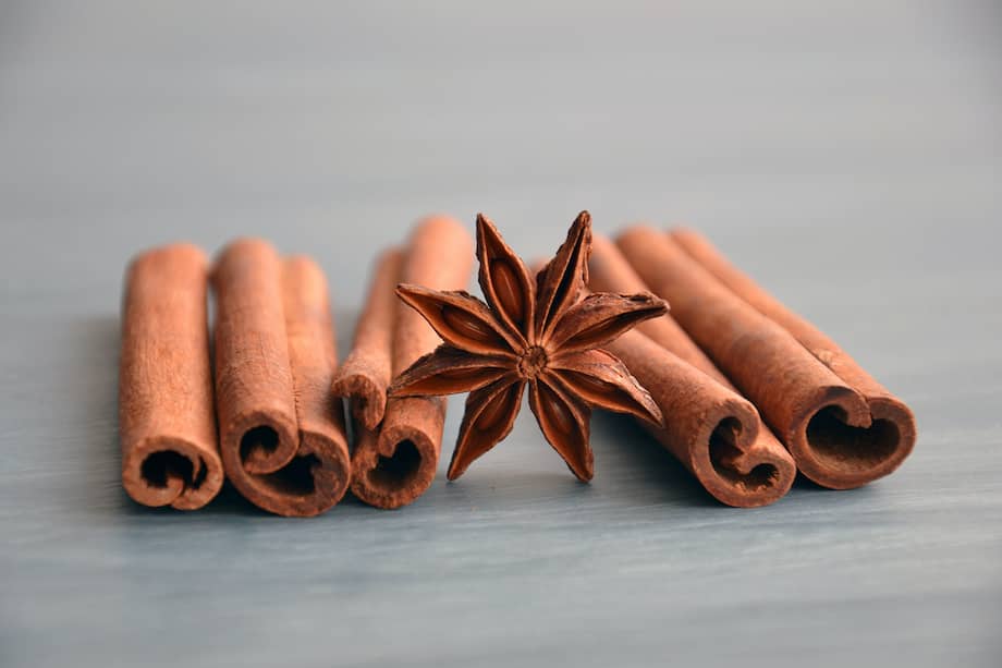 Originaria del sur de India y Sri Lanka, la canela se obtiene de la corteza interna del árbol de la canela, conocido científicamente como Cinnamomum verum.