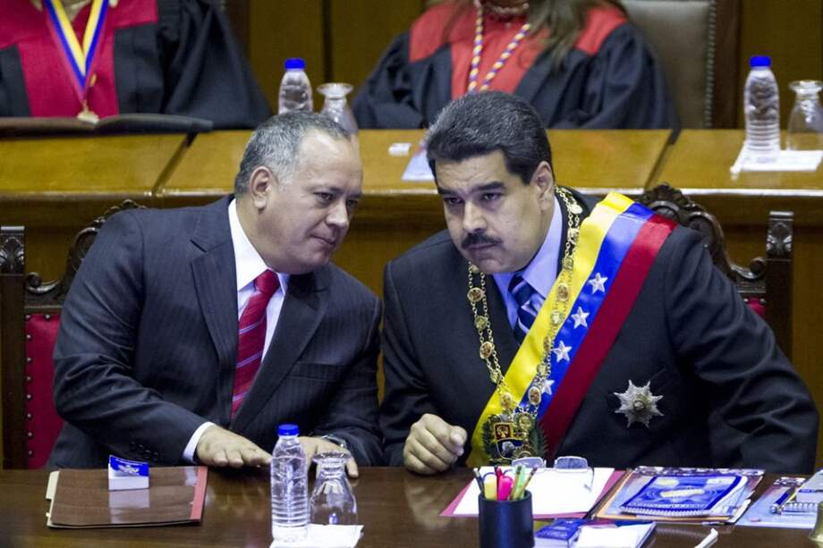 El mandatario de Venezuela, Nicolás Maduro (der.), y Diosdado Cabello, presidente de la Asamblea Nacional, conversan durante un acto oficial. / EFE