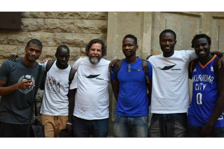 Aziz (segundo a la izquierda) junto a sus compañeros de trabajo inmigrantes. / Agencia Anadolu