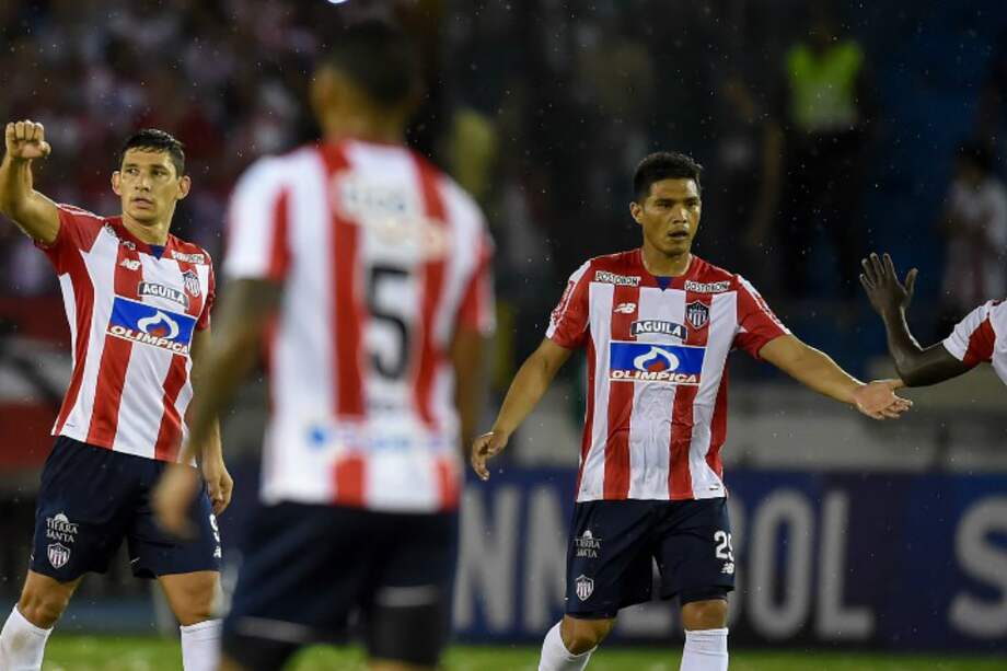 El júnior empezó perdiendo este jueves en el estadio Metropolitano, e igualó el marcador gracias a un gol de penal del delantero paraguayo Roberto Ovelar. / AFP