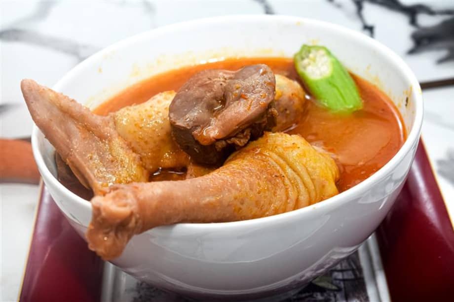Sopa ligera de pollo con fufu, exponente gastronómica de Ghana.