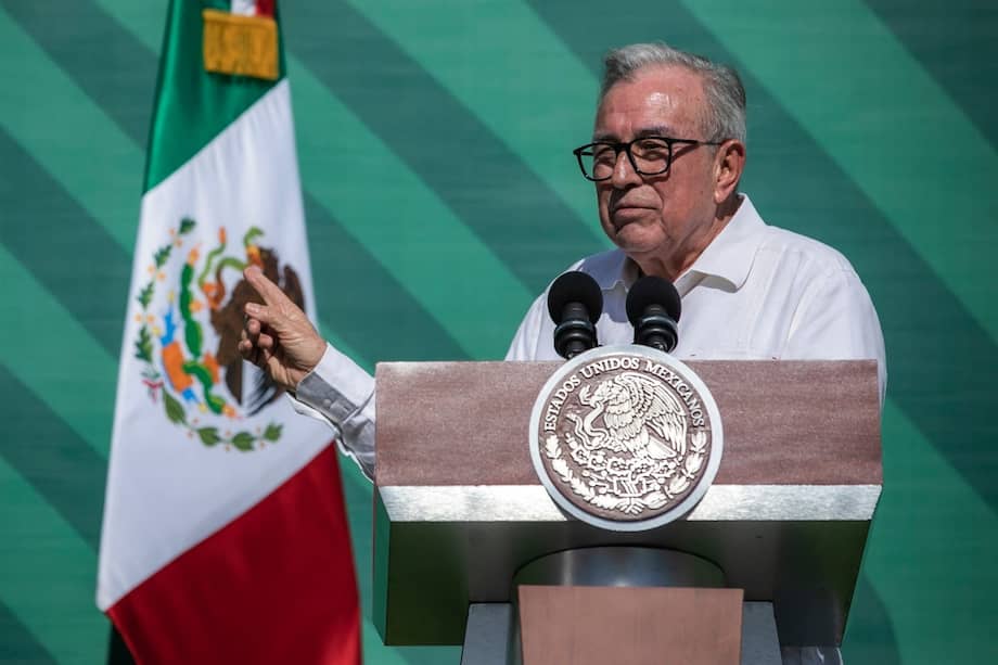 El gobernador de Sinaloa, Rubén Rocha Moya (der.), habla junto al presidente de México, Andrés Manuel López Obrador, durante la conferencia matutina de AMLO en Mazatlán, estado de Sinaloa, México, el 8 de abril de 2024.