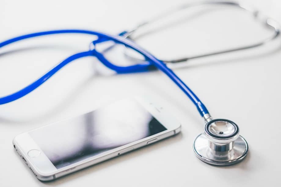 Si bien es cierto que el médico general podría resolver muchos problemas de salud, este profesional no tiene la experiencia ni la formación suficiente para ofrecer una atención de mayor seguridad y calidad si se compara con la de un especialista.