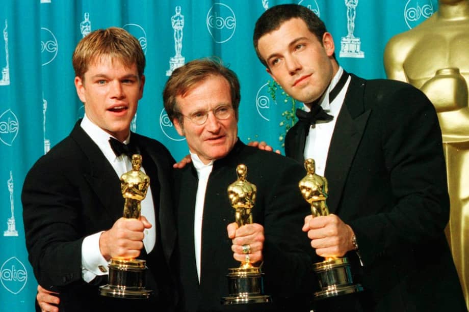 Matt Damon, Robin Williams y Ben Affleck posan en los premios Óscar de 1998.