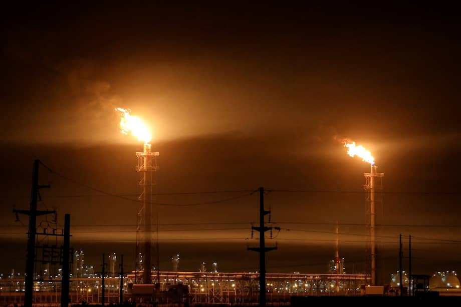 El Brent superó los USD 100 tras el bloqueo en Ormuz y luego cayó a USD 90,38 con la tregua.