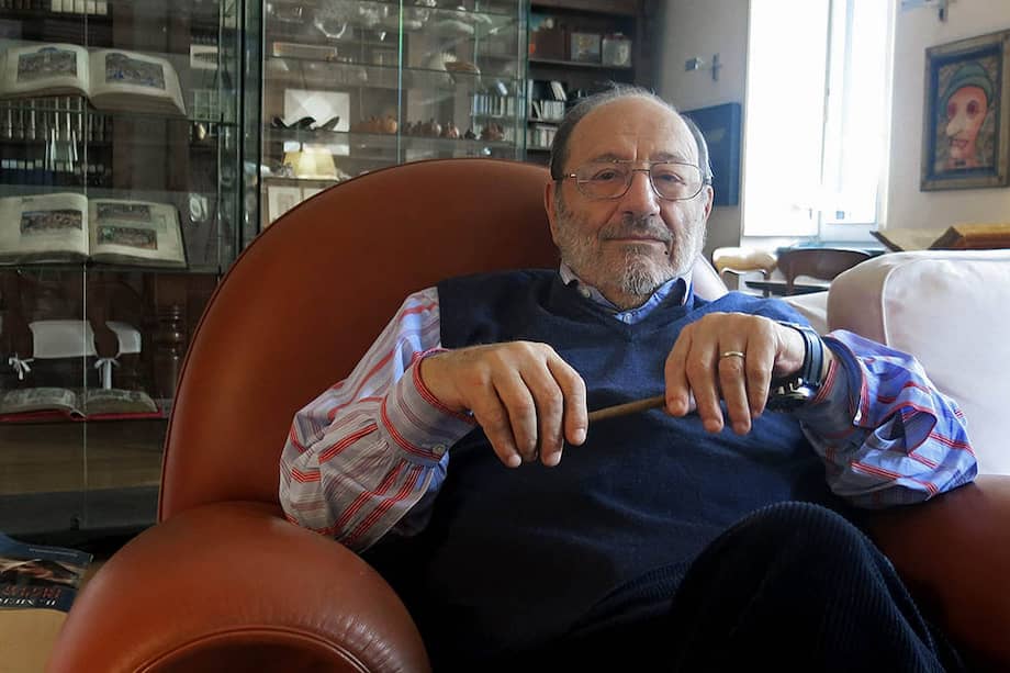 Umberto Eco escribió "Número cero" en forma de crítica al periodismo. La novela, ambientada en la Italia de los años noventa, narra las dinámicas de "Domani", un periódico que aunque nunca llega a publicarse, es el reflejo de un modelo de periodismo basado en la sospecha y la intriga.