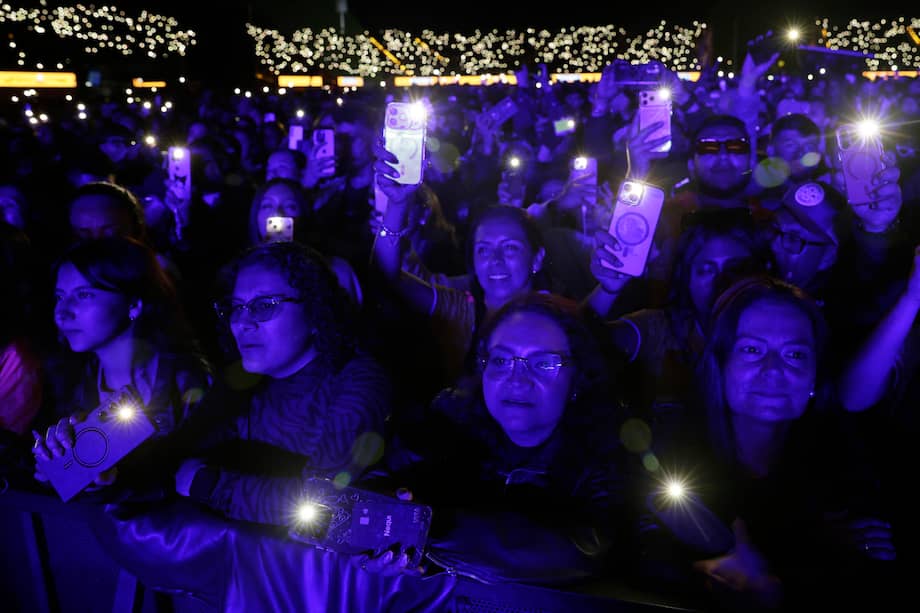 Personas sostienen teléfonos durante el concierto 'Voces por la vida' este domingo, en la recaudación de fondos para la reconstrucción de la zonas afectadas por el terremoto de magnitud 7,4 que sacudió a Colombia, en Bogotá (Colombia).