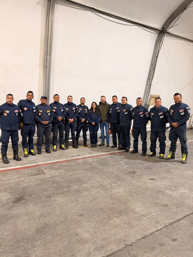 Galán recibió como héroes a los bomberos de Bogotá tras rescatar vidas en Venezuela