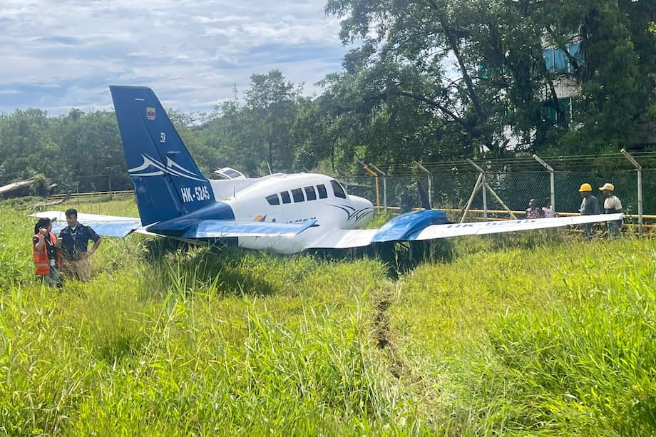 La avioneta chocó contra una de las rejas de la pista.