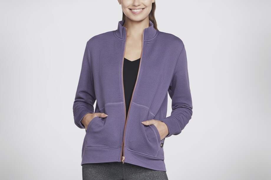 Una de las prendas para dama de la nueva colección ecoamigable de Skechers.