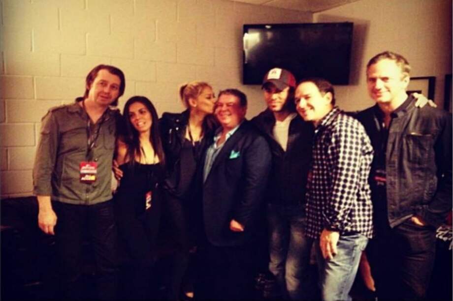 Enrique Iglesias y Anna Kournikova desmienten su ruptura con una foto