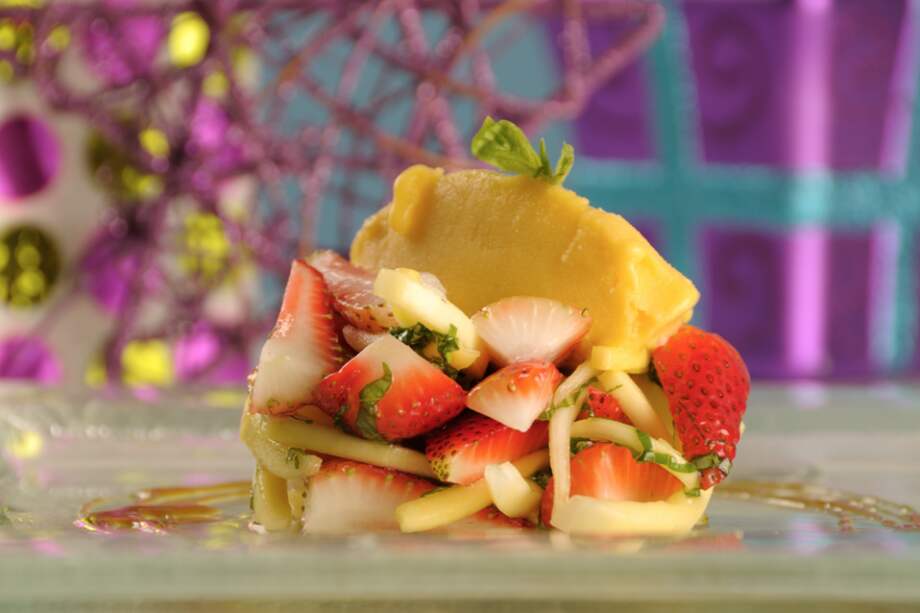 Fresa y Mango con almíbar de albahaca