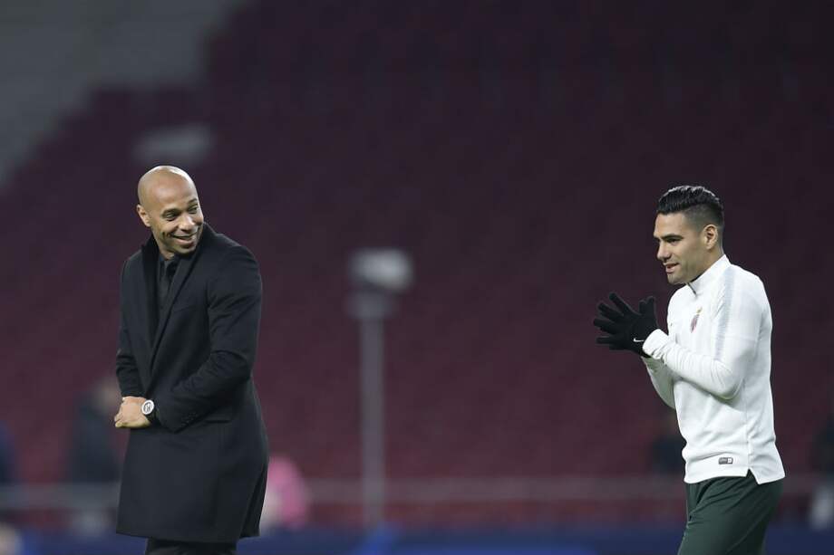 Thierry Henry, entrenador del Mónaco, junto a Falcao. / AFP