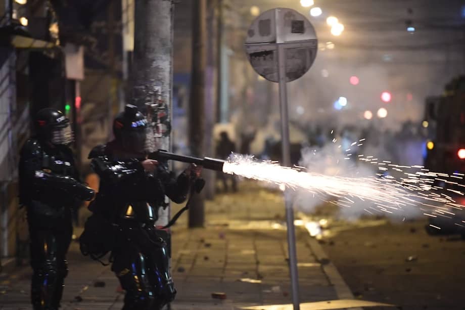 La Policía deberá dar aviso previos a las personas que estén en el lugar de la manifestación cuando se vaya a hacer uso de la fuerza.