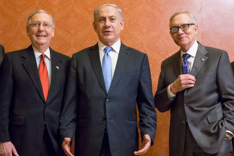 Primer ministro israelí, Benjamin Netanyahu (C), junto al líder de la mayoría en el senado, el Republicano Mitch McConnell / EFE