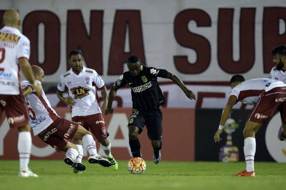 Marlos Moreno controla el balón en el partido entre Nacional y Huracán. Foto: AFP