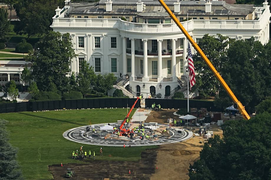 Trabajadores continúan la construcción de un helipuerto en el Jardín Sur de la Casa Blanca, visto desde el mirador del Monumento a Washington, en Washington D. C., el 28 de agosto de 2026.