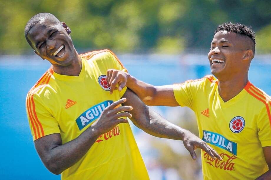 Cristian Zapata y Wilmar Barrios, el primero cuota de experiencia en la selección nacional, el segundo representa la sangre nueva del equipo que brilla en Rusia 2018. / EFE