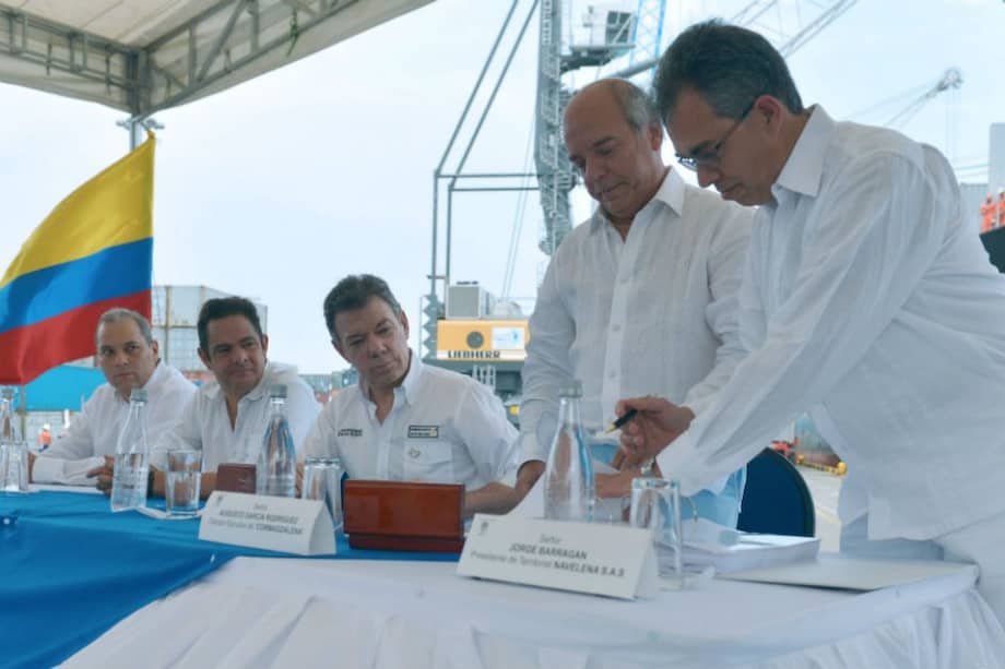 Santos firma contrato para recuperar la navegabilidad del río Magdalena