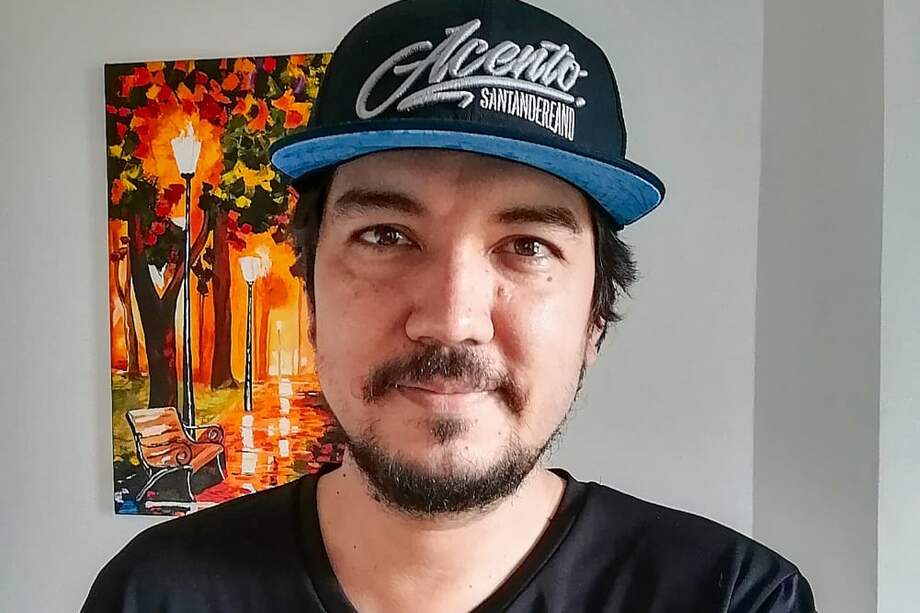 Nicolás Gigino Sánchez es emprendedor y creador de la marca "Acento Santandereano" una idea de negocio que resalta la cultura oral de esta región de Colombia.