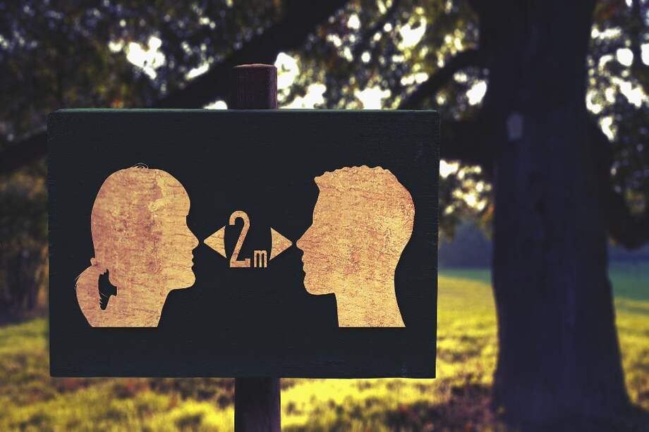 ¿Aprenderemos a besar con la mascarilla sin el contacto de las lenguas, quizás con un apósito profiláctico? ¿Abrazos a distancia? ¿Universidades y escuelas a distancia?