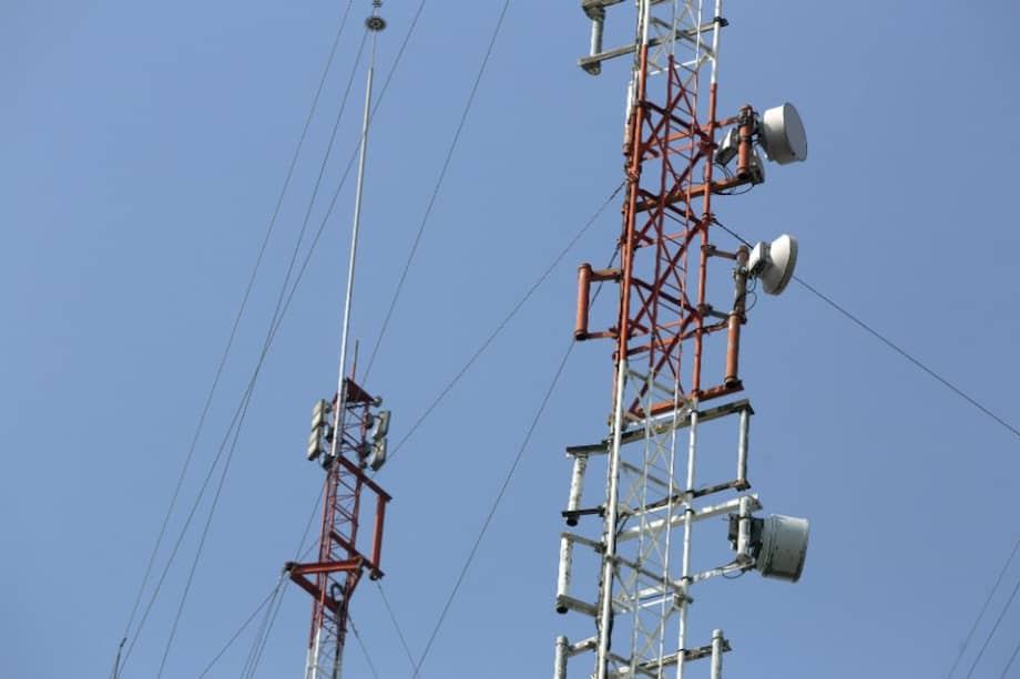 Gobierno recomienda a alcaldías revisar los POT para mejorar señales de los móviles. / Bloomberg News