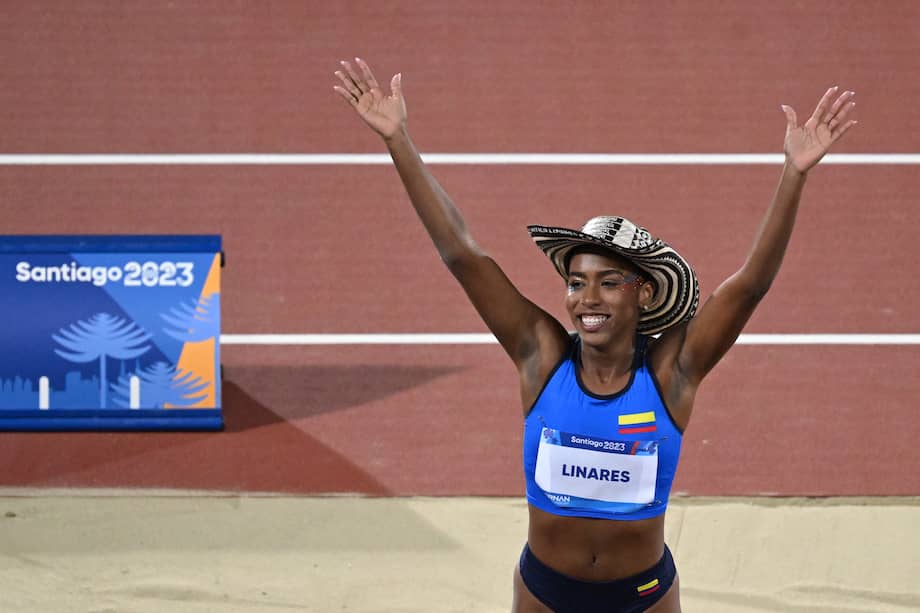 La colombiana Valentina Linares con un sombrero vueltiao en la celebración de su vitoria en el Salto Largo de los Juegos Panamericanos de Santiago 2023.