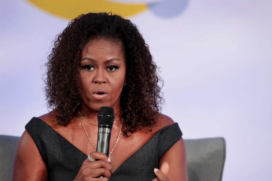 "No puedo hacer que la gente deje de temer a los negros. No sé qué está pasando, no puedo explicar lo que está pasando en su cabeza, pero tal vez si me presento todos los días como un humano, un buen humano, tal vez ese trabajo eliminará las costras de tu discriminación", dijo Michelle Obama, ex primera dama de Estados Unidos. / AFP