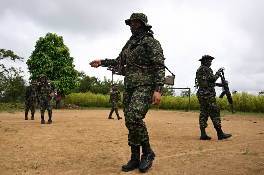 Members of the FARC dissident group Segunda Marquetalia form up at a farm in Llorente, a rural area of the port city of Tumaco, department of Narino, Colombia, on August 31, 2024. - Less than three months after they entered peace talks with the government one of Colombia's biggest left-wing rebel groups claims the negotiations are "blocked", accusing left-wing President Gustavo Petro's administration of failing to meet key demands. (Photo by JOAQUIN SARMIENTO / AFP)