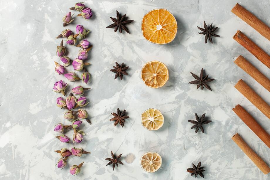 Diviértete y disfruta creando aromatizantes caseros para darle un nuevo aire y aroma a tu casa. Dejarás a tus invitados sorprendidos.